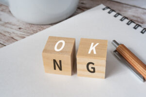 「OK」「NG」と書かれた積み木